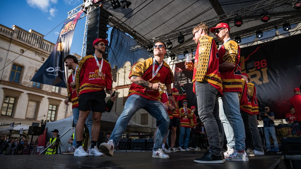 HC Dynamo Pardubice slaví na Pernštýnském náměstí s fanoušky zisk titulu