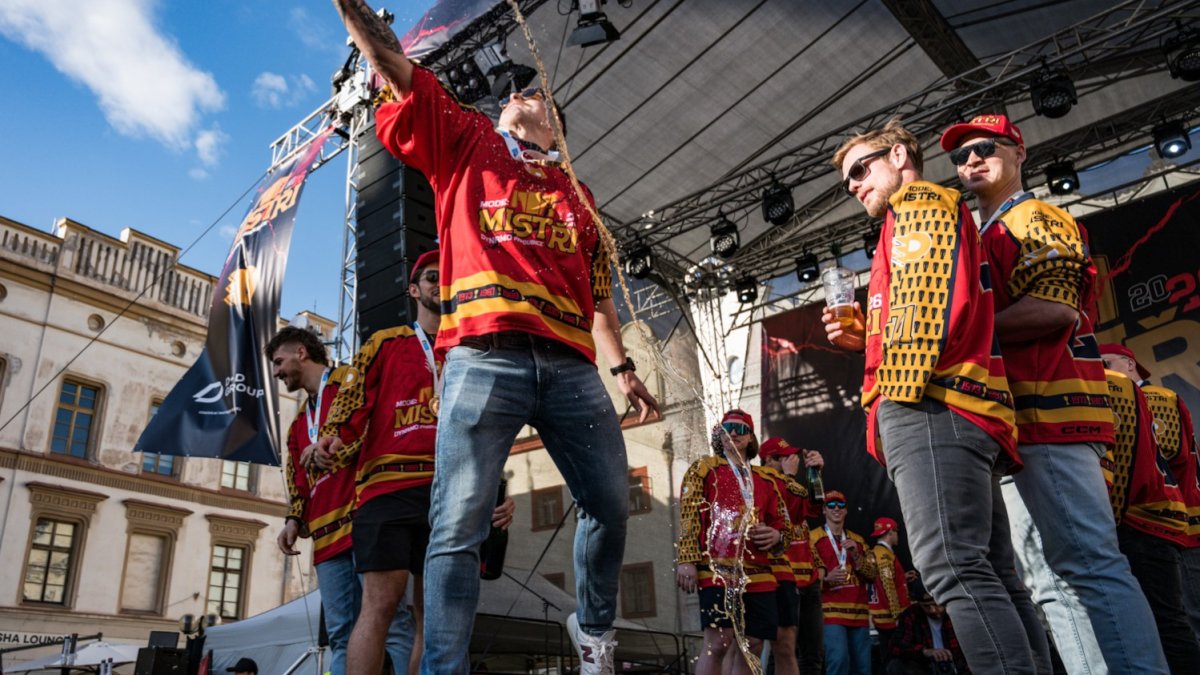 HC Dynamo Pardubice slaví na Pernštýnském náměstí s fanoušky zisk titulu