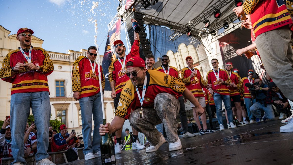 HC Dynamo Pardubice slaví na Pernštýnském náměstí s fanoušky zisk titulu