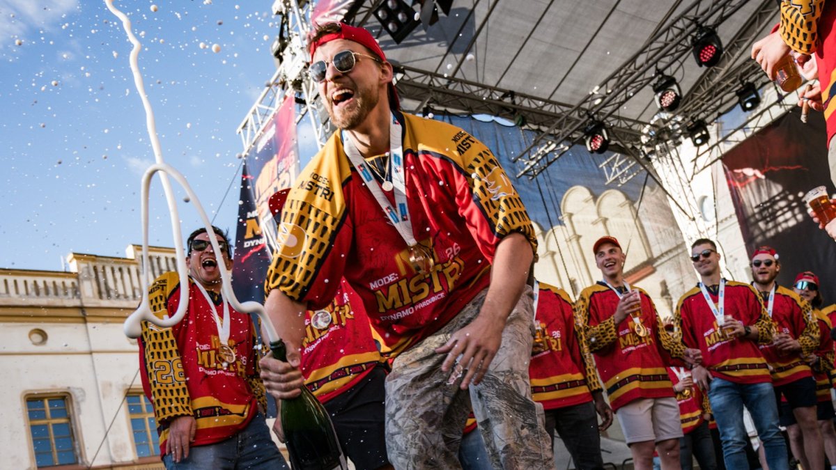 HC Dynamo Pardubice slaví na Pernštýnském náměstí s fanoušky zisk titulu