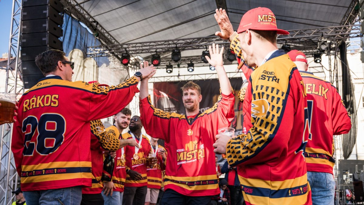 HC Dynamo Pardubice slaví na Pernštýnském náměstí s fanoušky zisk titulu