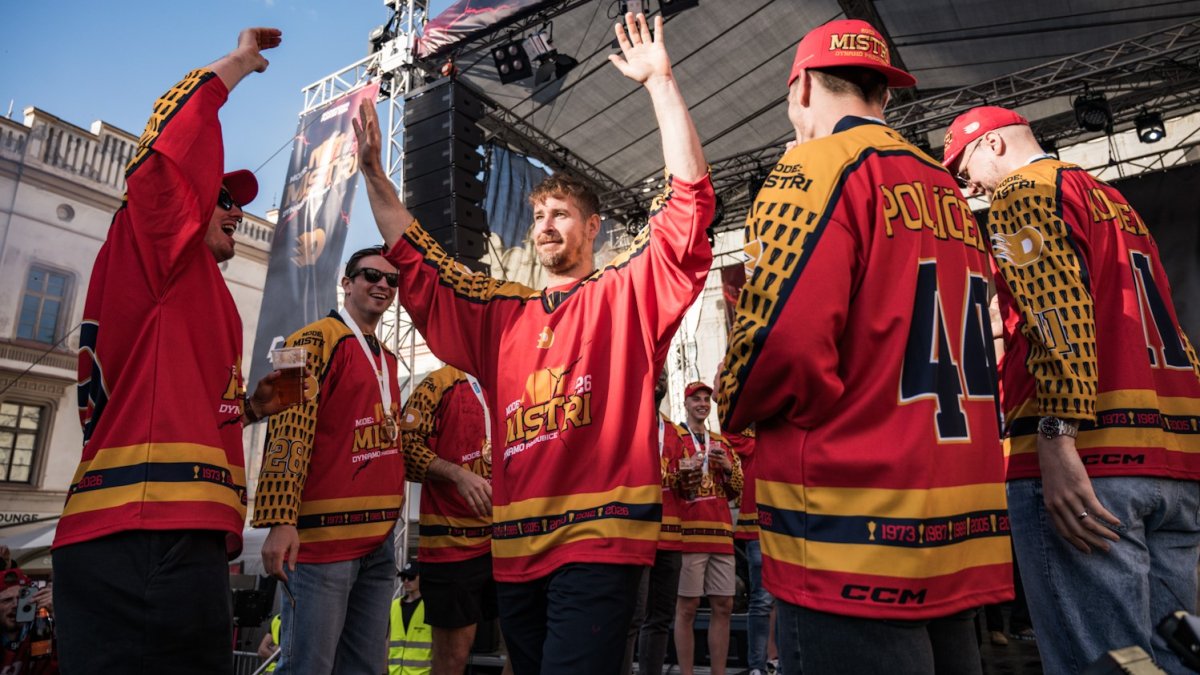 HC Dynamo Pardubice slaví na Pernštýnském náměstí s fanoušky zisk titulu