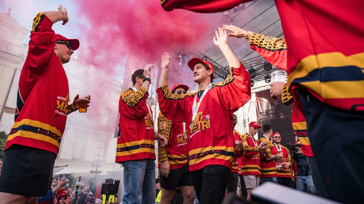 HC Dynamo Pardubice slaví na Pernštýnském náměstí s fanoušky zisk titulu