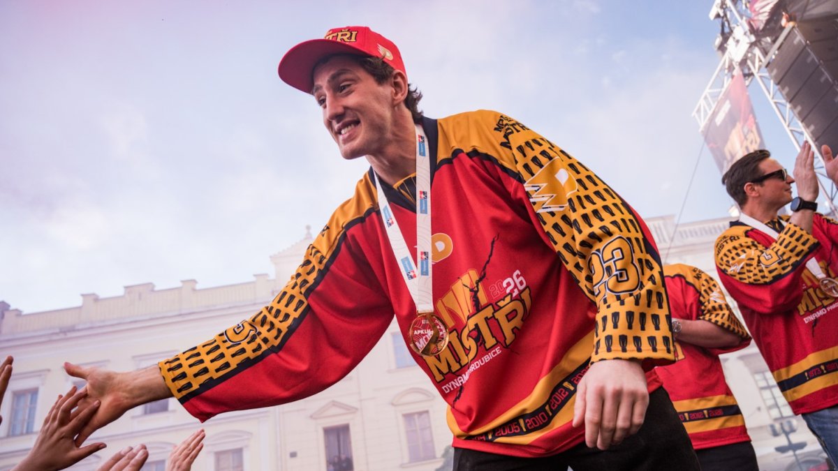 HC Dynamo Pardubice slaví na Pernštýnském náměstí s fanoušky zisk titulu