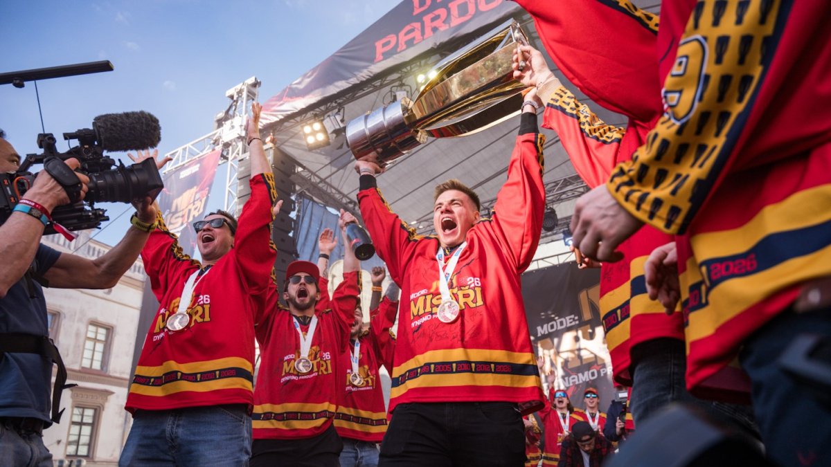 HC Dynamo Pardubice slaví na Pernštýnském náměstí s fanoušky zisk titulu