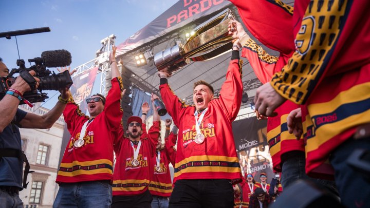 HC Dynamo Pardubice slaví na Pernštýnském náměstí s fanoušky zisk titulu