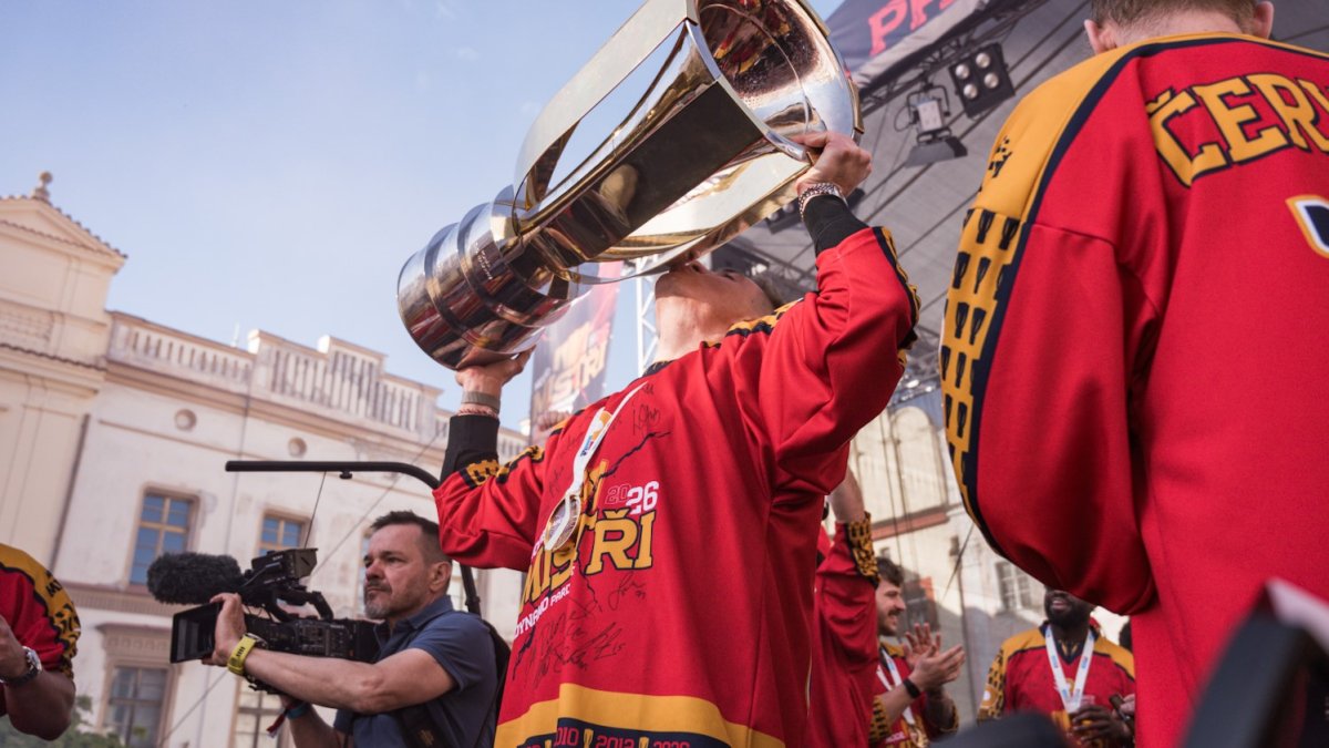 HC Dynamo Pardubice slaví na Pernštýnském náměstí s fanoušky zisk titulu