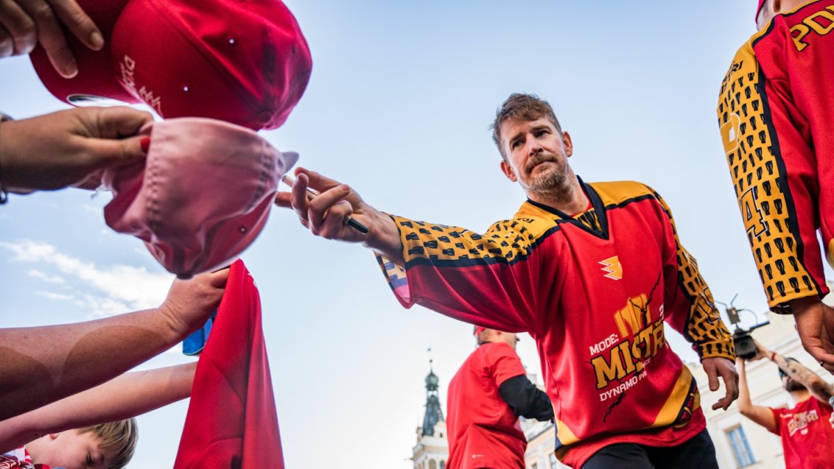 HC Dynamo Pardubice slaví na Pernštýnském náměstí s fanoušky zisk titulu