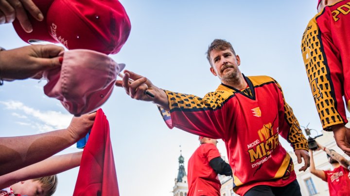 HC Dynamo Pardubice slaví na Pernštýnském náměstí s fanoušky zisk titulu