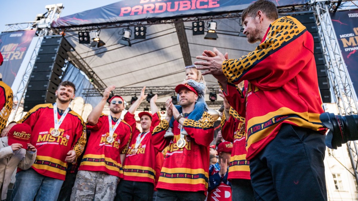 HC Dynamo Pardubice slaví na Pernštýnském náměstí s fanoušky zisk titulu