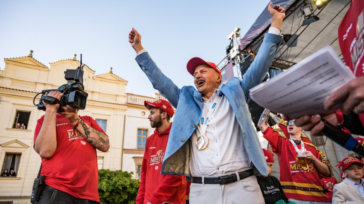 HC Dynamo Pardubice slaví na Pernštýnském náměstí s fanoušky zisk titulu