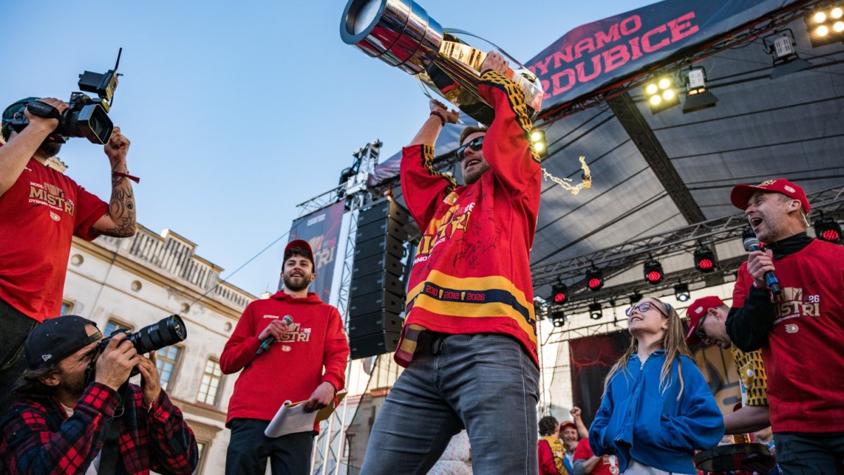 HC Dynamo Pardubice slaví na Pernštýnském náměstí s fanoušky zisk titulu