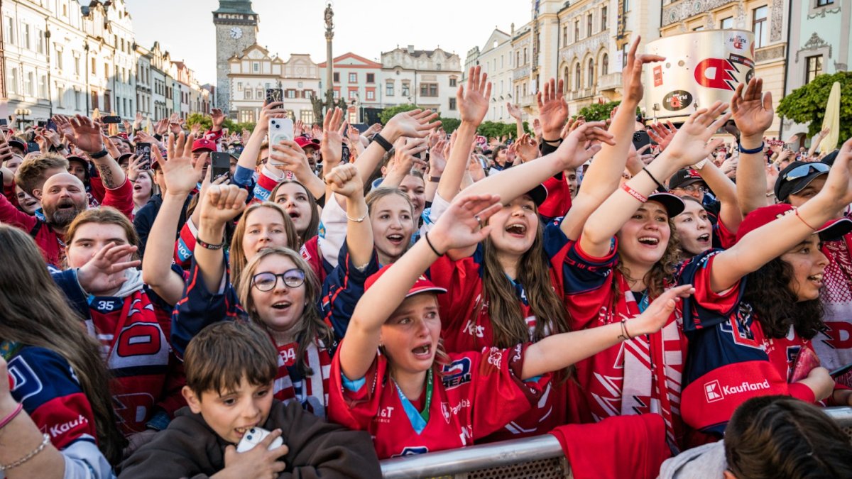 HC Dynamo Pardubice slaví na Pernštýnském náměstí s fanoušky zisk titulu
