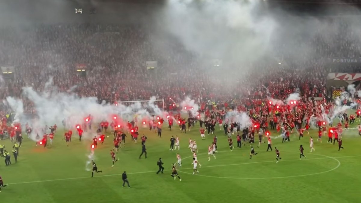Slávisté vtrhli na hřiště a napadli hráče Sparty