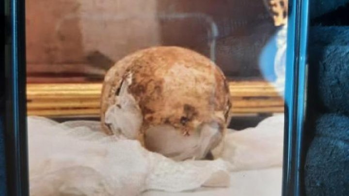 Neznámý pachatel odcizil lebku svaté Zdislavy. 