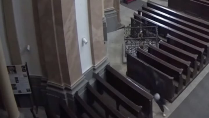 Pachatel na videu utíká s lebkou z baziliky. 