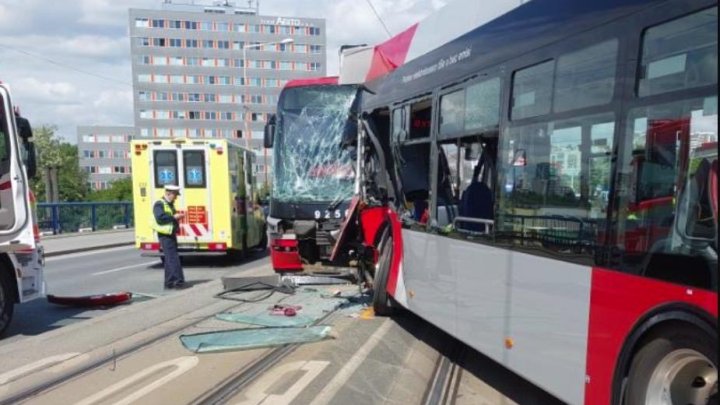 V Praze se srazil autobus s tramvají