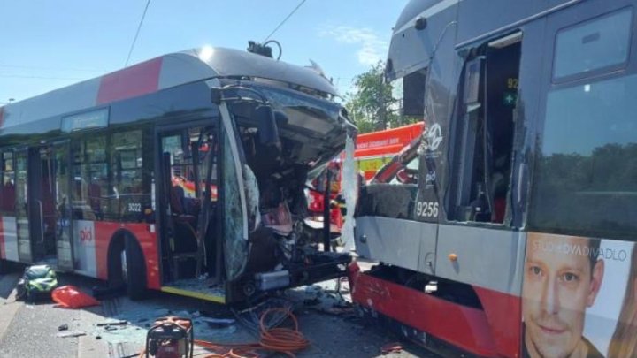 V Praze se srazil autobus s tramvají