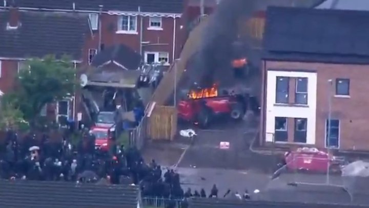 V Severním Irsku vypukly násilné protiimigrační protesty