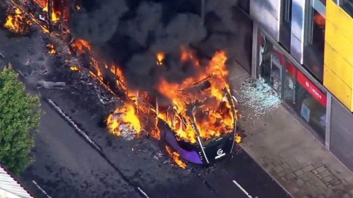 V Severním Irsku vypukly násilné protiimigrační protesty