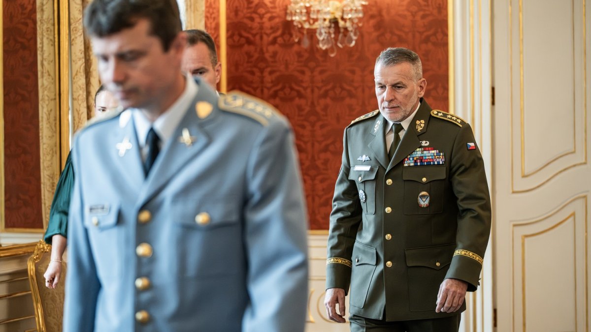 Prezident Petr Pavel jmenoval Miroslava Hlaváče novým náčelníkem generálního štábu Armády ČR (30.06.2026) Výkonná moc