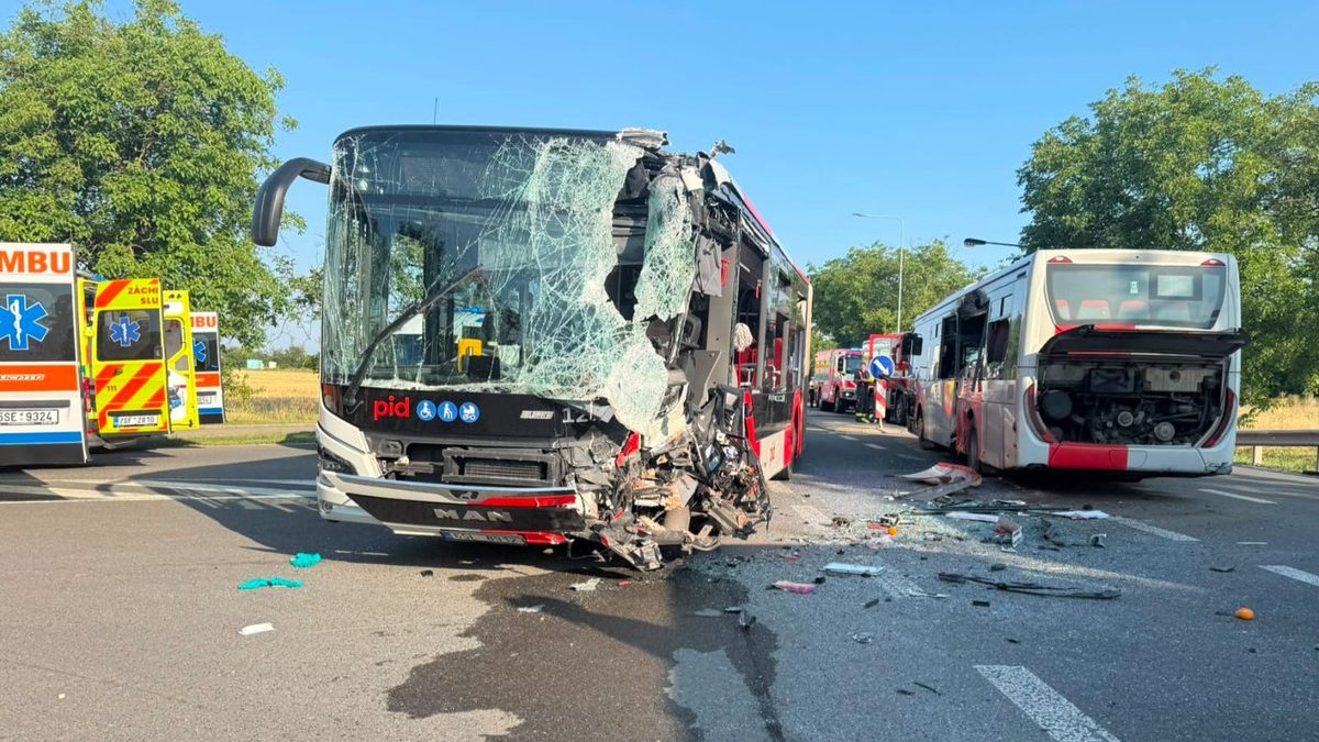 Na Kladensku se srazily dva autobusy. (15.7.2026)
