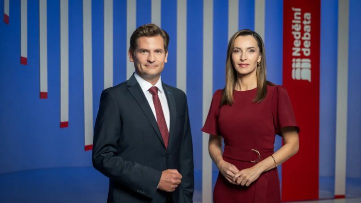 Proměna hlavního diskusního pořadu Nedělní debata, který od 30. srpna propojí přímý politický souboj na ČT1 s odbornou analytickou částí na ČT24. Moderování se ujmou Jana Peroutková, Lukáš Dolanský, Jiří Václavek a Daniel Takáč