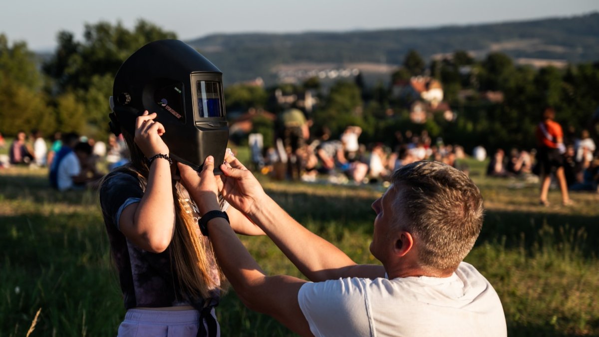 Češi pozorují zatmění Slunce