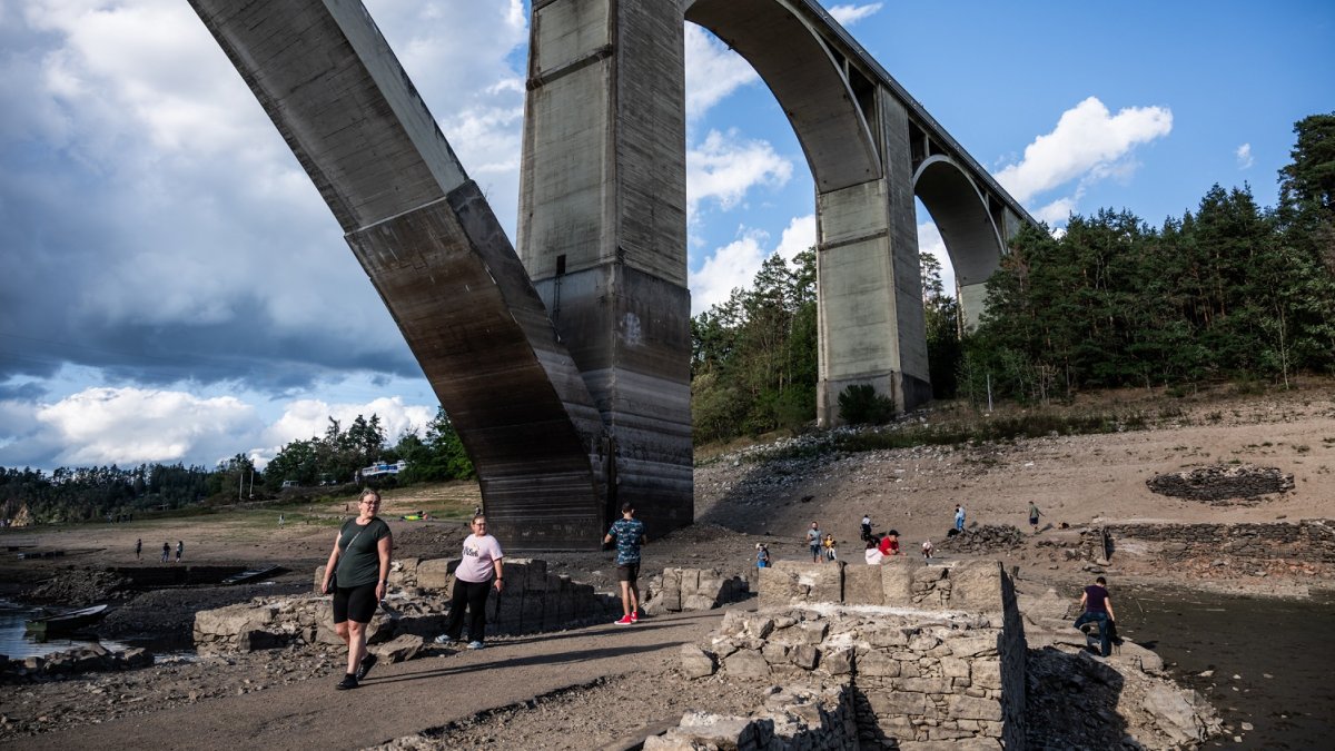 Hladina Orlíku klesla na historické minimum