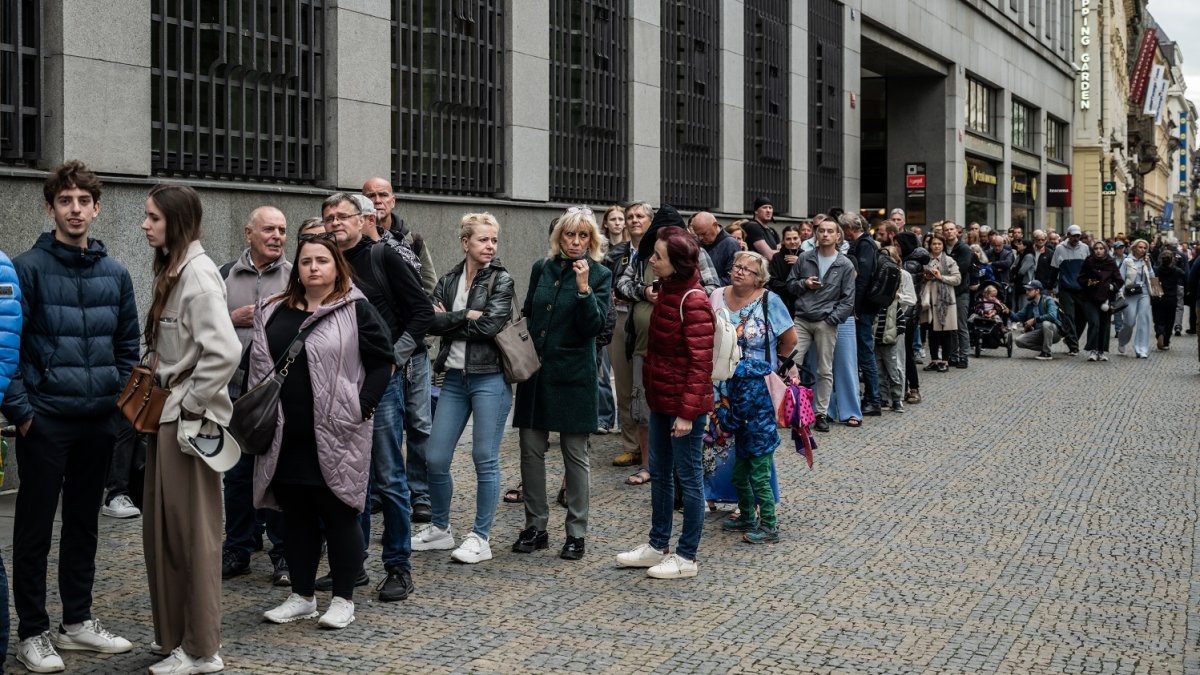 Lidé čekají frontu na speciální vydání pětitisícové bankovky