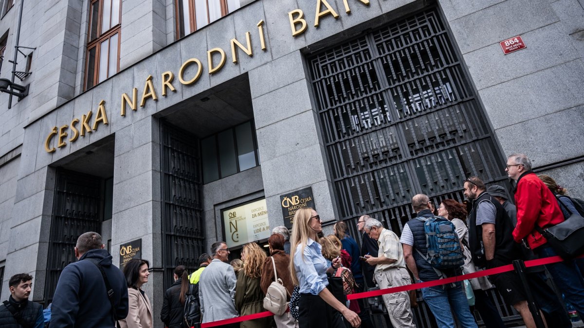 Lidé čekají frontu na speciální vydání pětitisícové bankovky
