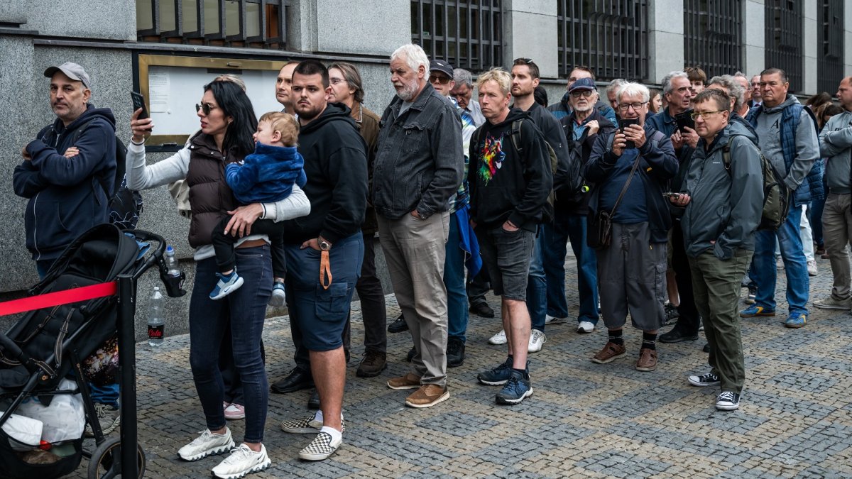 Lidé čekají frontu na speciální vydání pětitisícové bankovky