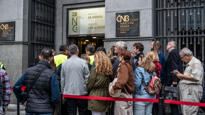 Lidé čekají frontu na speciální vydání pětitisícové bankovky