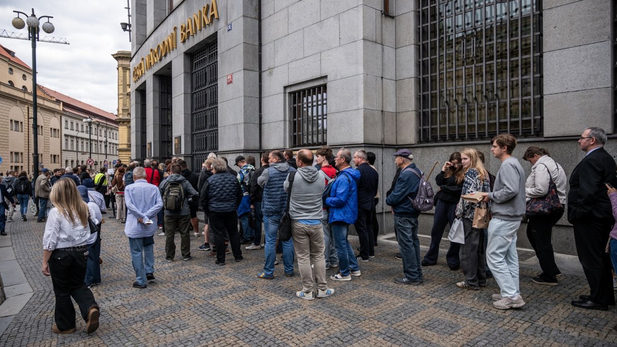 Lidé čekají frontu na speciální vydání pětitisícové bankovky
