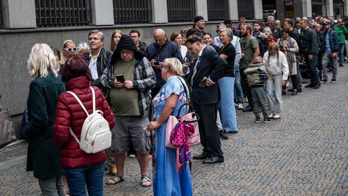 Lidé čekají frontu na speciální vydání pětitisícové bankovky