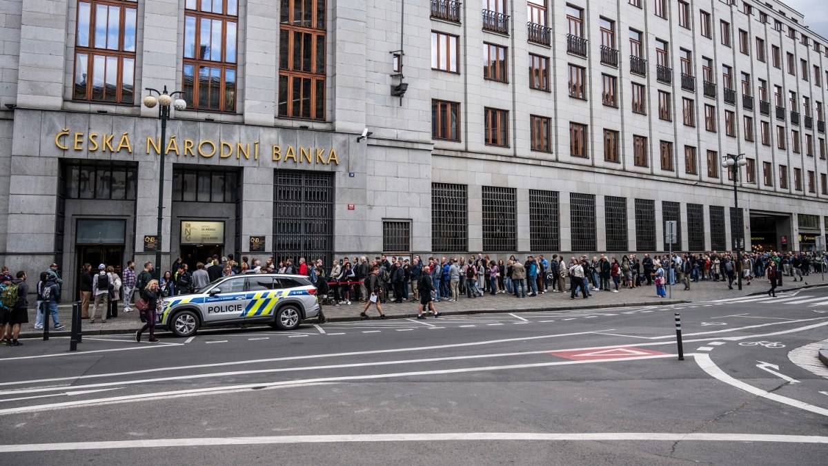 Lidé čekají frontu na speciální vydání pětitisícové bankovky
