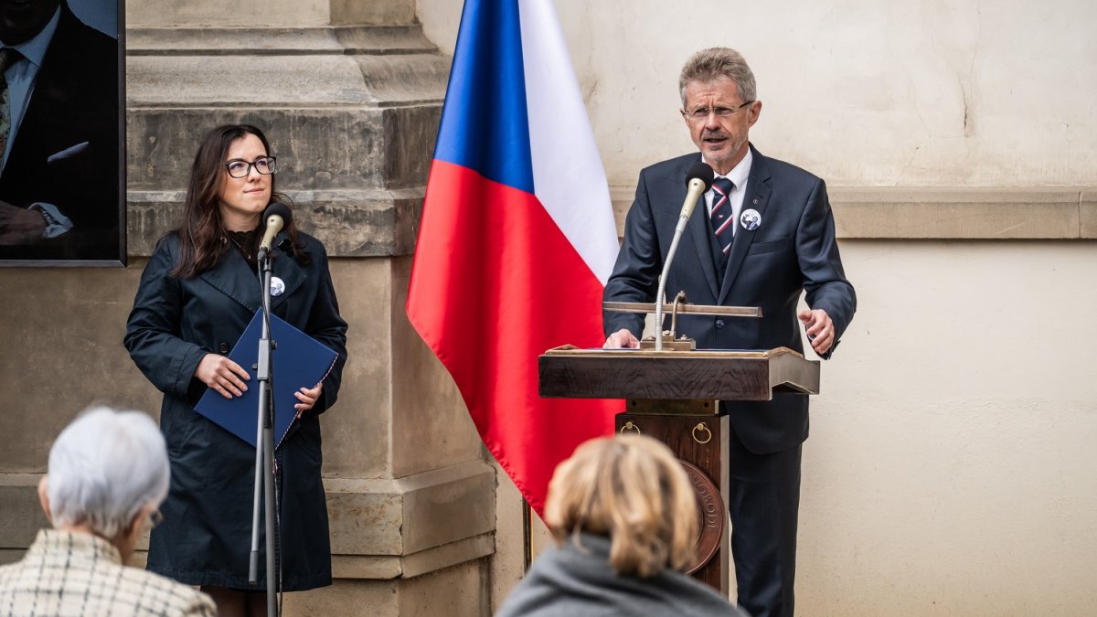 Senát uctil památku Václava Havla novou pamětní deskou