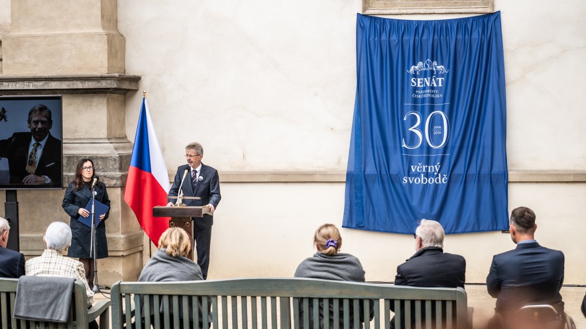 Senát uctil památku Václava Havla novou pamětní deskou