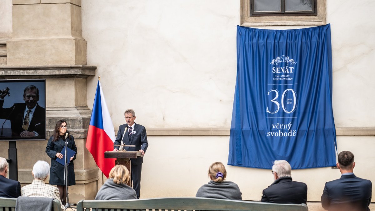 Senát uctil památku Václava Havla novou pamětní deskou