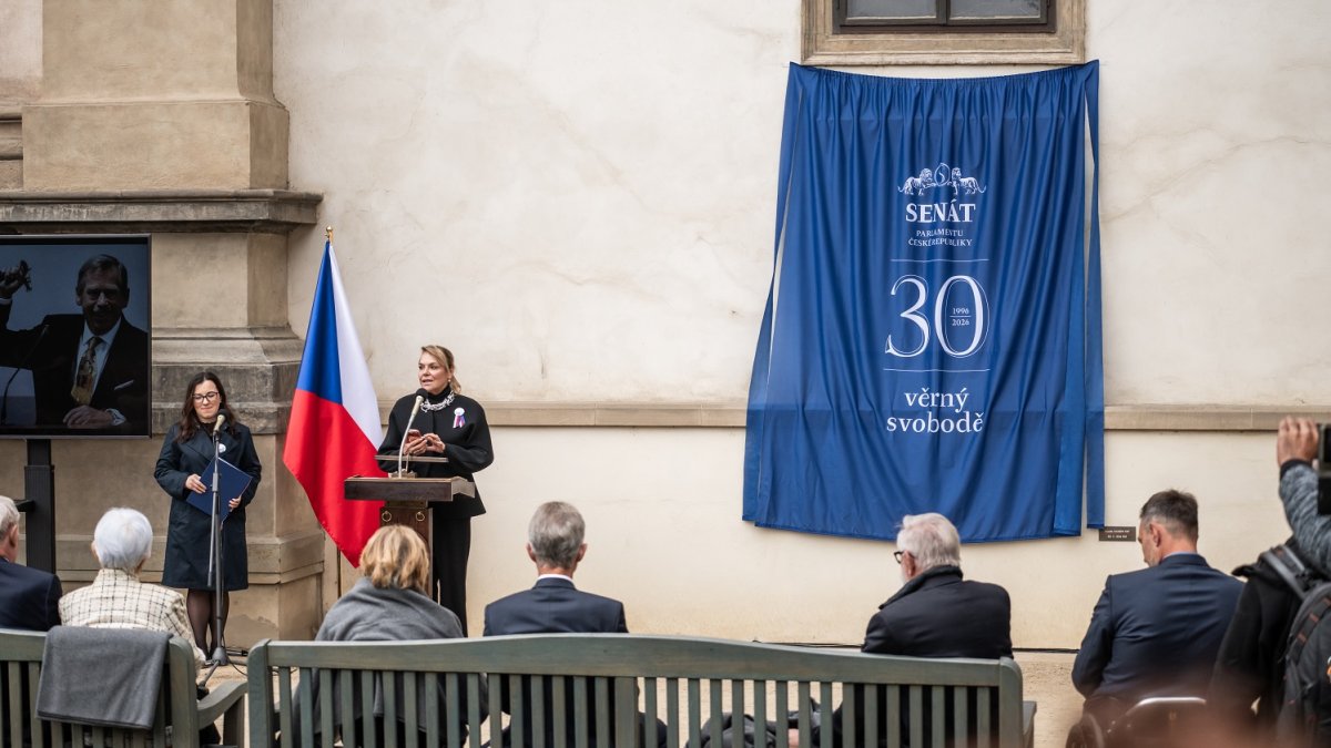 Senát uctil památku Václava Havla novou pamětní deskou