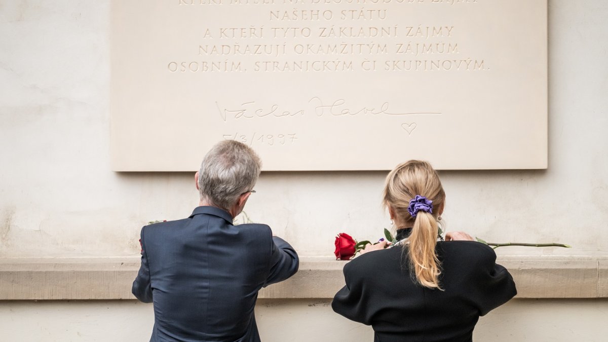 Senát uctil památku Václava Havla novou pamětní deskou
