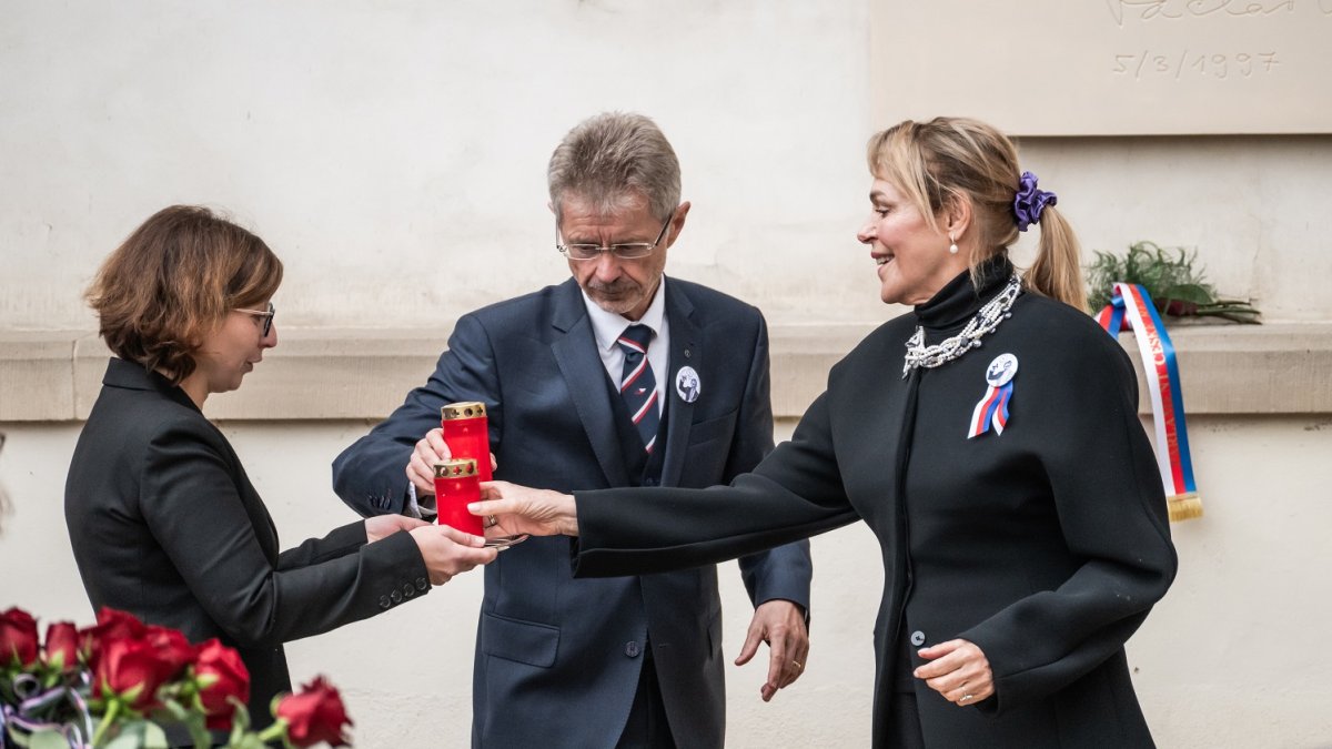 Senát uctil památku Václava Havla novou pamětní deskou