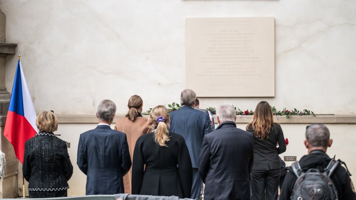 Senát uctil památku Václava Havla novou pamětní deskou