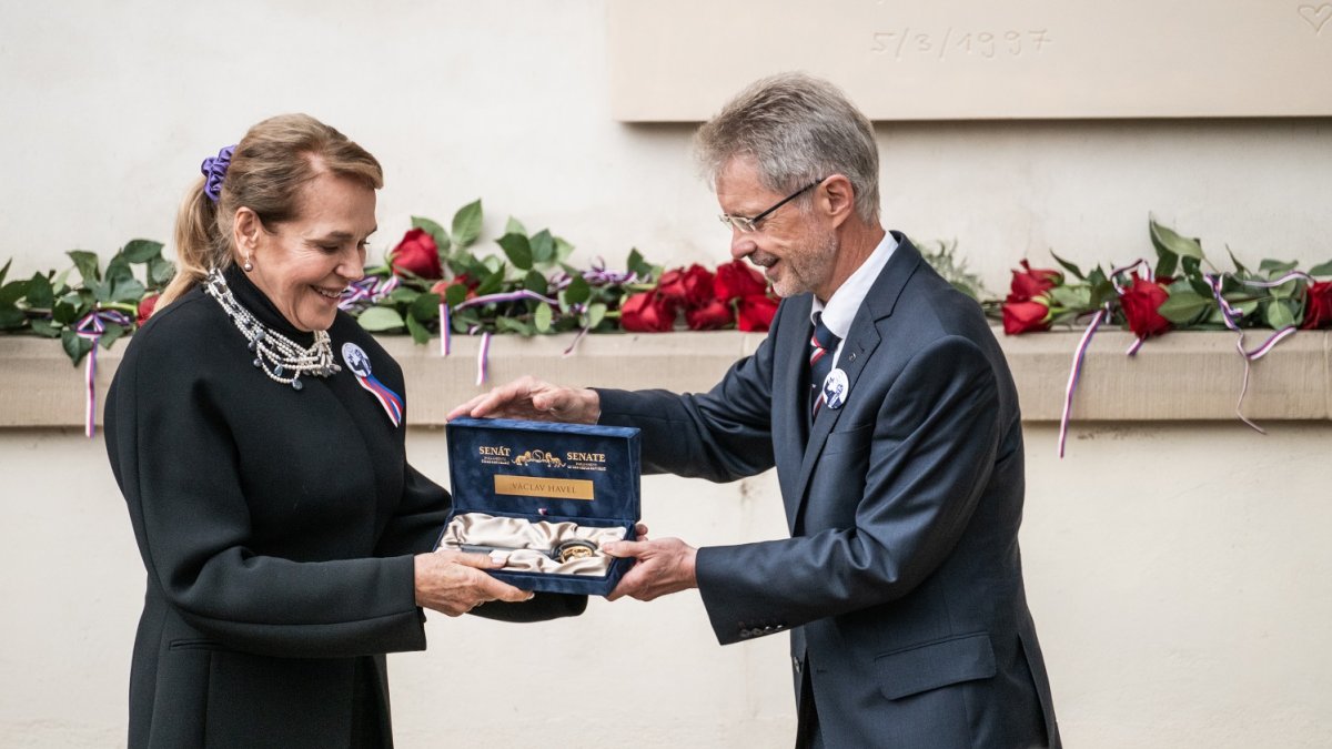 Senát uctil památku Václava Havla novou pamětní deskou