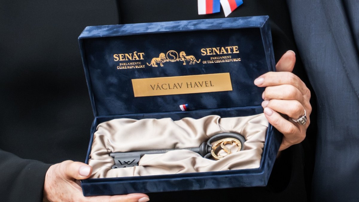 Senát uctil památku Václava Havla novou pamětní deskou