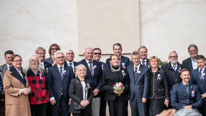 Senát uctil památku Václava Havla novou pamětní deskou