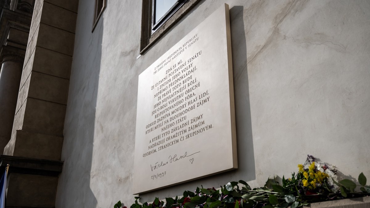 Senát uctil památku Václava Havla novou pamětní deskou