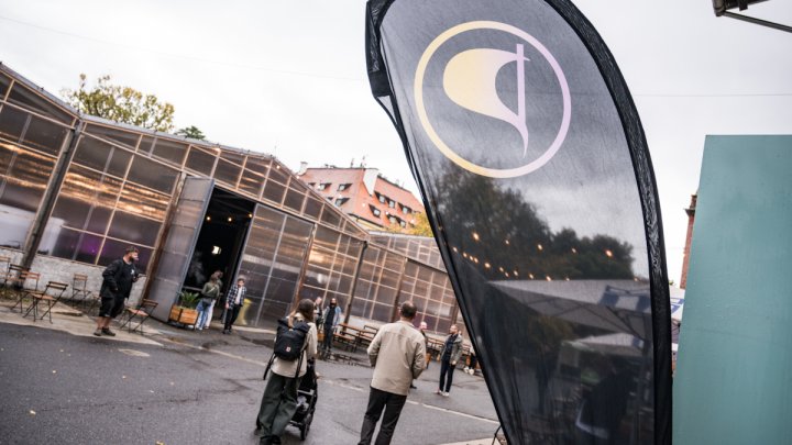 Piráti se sešli ve volebním štábu v Trojském pivovaru. 