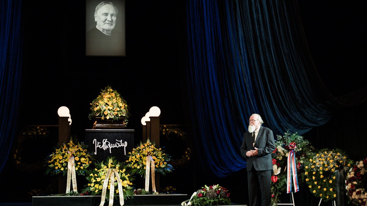V Národním divadle se lidé rozloučili s Jiřím Štěpničkou. (20.10.2026)