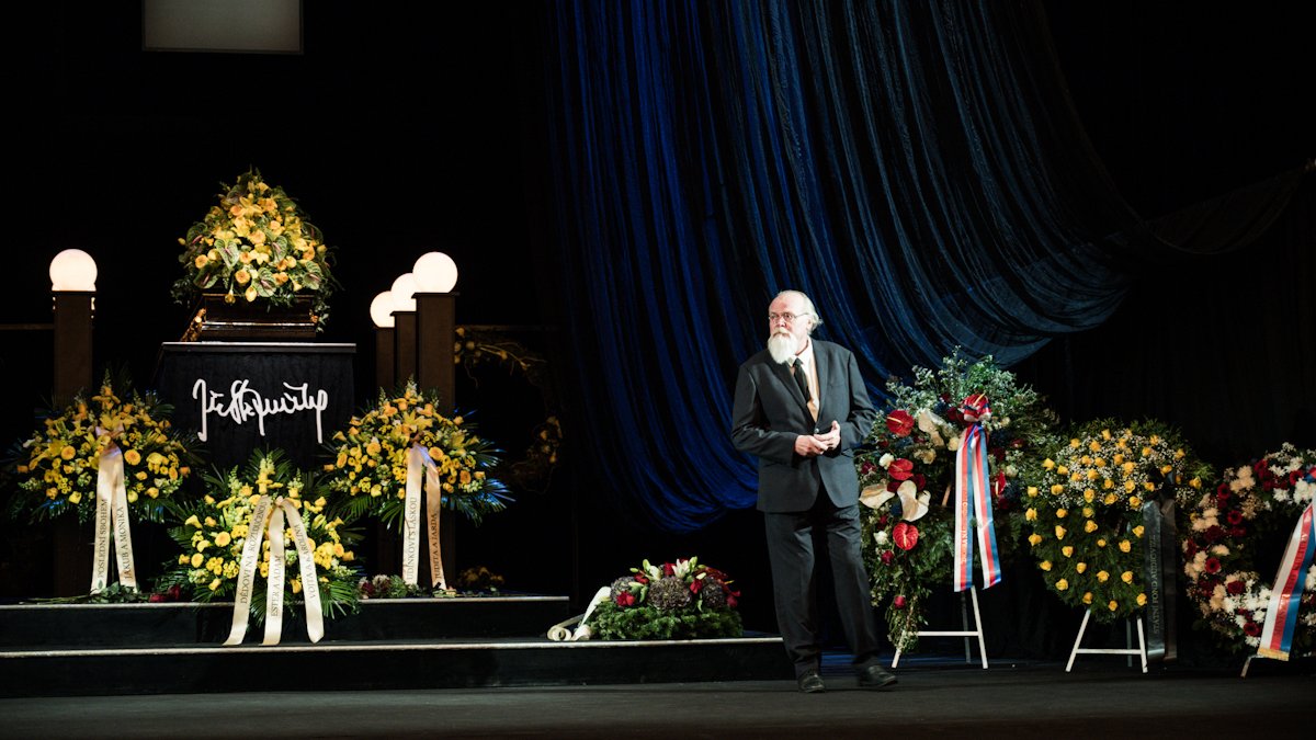 V Národním divadle se lidé rozloučili s Jiřím Štěpničkou. (20.10.2026)